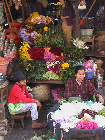 13-Mandalay_Market.jpg (50167 bytes)