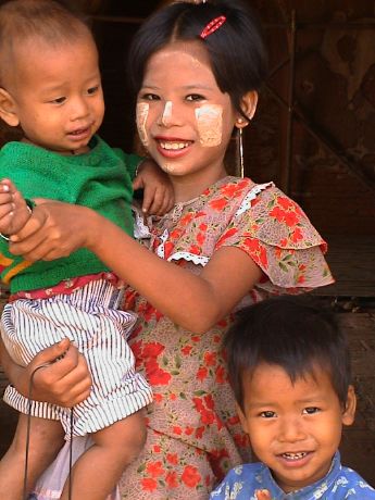 14-Burmese_Children.jpg (38355 bytes)