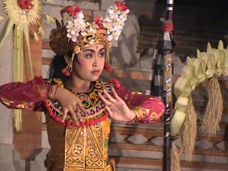 23-Balinese_dancer.jpg (38276 bytes)