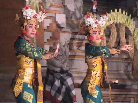 23-Balinese_dancers.jpg (39202 bytes)
