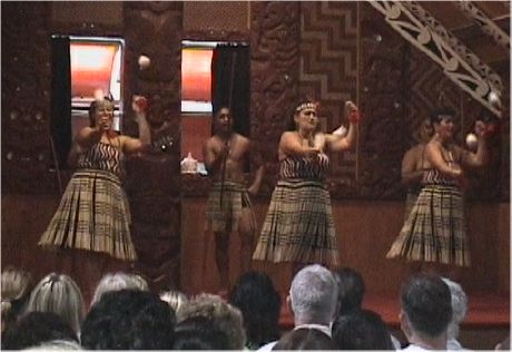 35-Maori_show.jpg (29447 bytes)