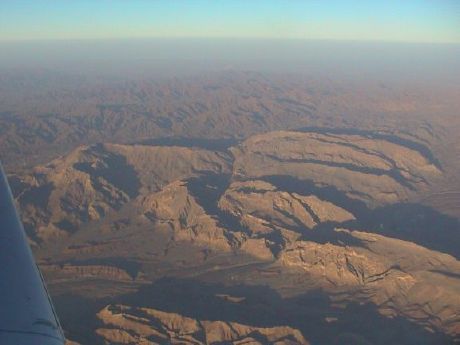 5-Oman_Mountains.jpg (21122 bytes)