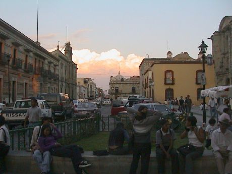 50-Oaxaca_cloud.jpg (26759 bytes)