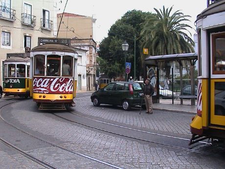 68-Lisbon_trams.jpg (47656 bytes)